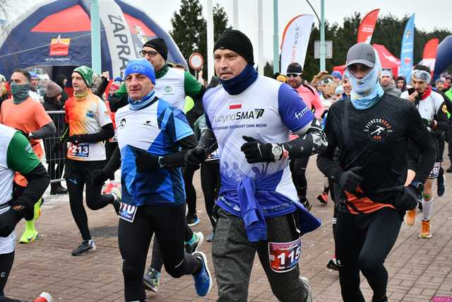 [WIDEO/DUŻO ZDJĘĆ/WYNIKI] Prawie 600 biegaczy na starcie! Wystartowali w 8. Świdnickim Biegu Noworocznym Zupbadura