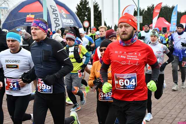 [WIDEO/DUŻO ZDJĘĆ/WYNIKI] Prawie 600 biegaczy na starcie! Wystartowali w 8. Świdnickim Biegu Noworocznym Zupbadura