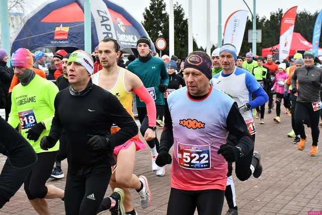 [WIDEO/DUŻO ZDJĘĆ/WYNIKI] Prawie 600 biegaczy na starcie! Wystartowali w 8. Świdnickim Biegu Noworocznym Zupbadura