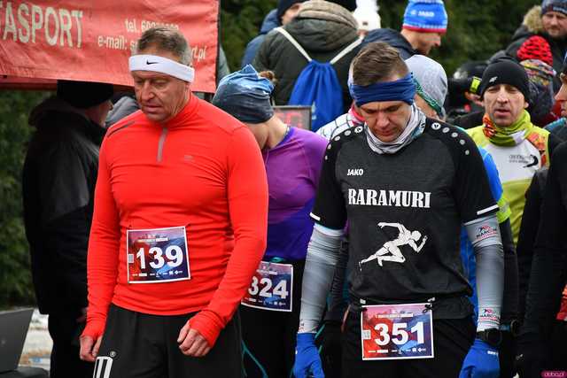 [WIDEO/DUŻO ZDJĘĆ/WYNIKI] Prawie 600 biegaczy na starcie! Wystartowali w 8. Świdnickim Biegu Noworocznym Zupbadura