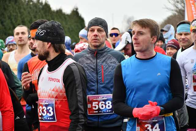 [WIDEO/DUŻO ZDJĘĆ/WYNIKI] Prawie 600 biegaczy na starcie! Wystartowali w 8. Świdnickim Biegu Noworocznym Zupbadura