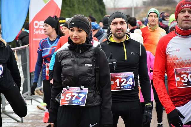 [WIDEO/DUŻO ZDJĘĆ/WYNIKI] Prawie 600 biegaczy na starcie! Wystartowali w 8. Świdnickim Biegu Noworocznym Zupbadura