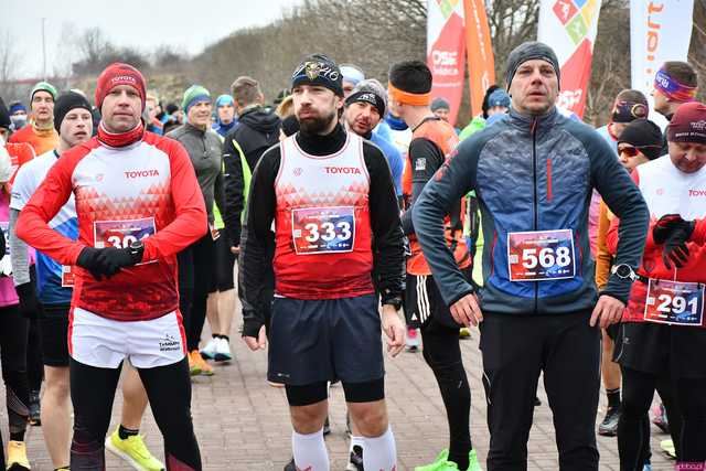 [WIDEO/DUŻO ZDJĘĆ/WYNIKI] Prawie 600 biegaczy na starcie! Wystartowali w 8. Świdnickim Biegu Noworocznym Zupbadura