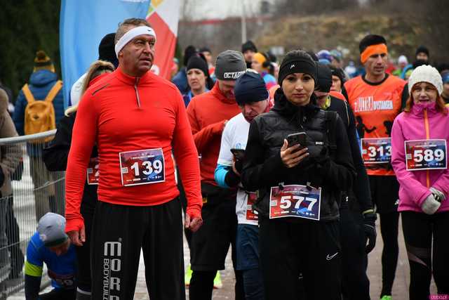 [WIDEO/DUŻO ZDJĘĆ/WYNIKI] Prawie 600 biegaczy na starcie! Wystartowali w 8. Świdnickim Biegu Noworocznym Zupbadura