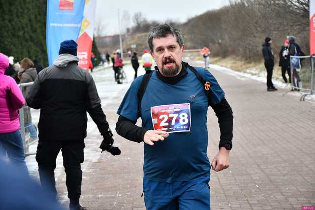 [WIDEO/DUŻO ZDJĘĆ/WYNIKI] Prawie 600 biegaczy na starcie! Wystartowali w 8. Świdnickim Biegu Noworocznym Zupbadura