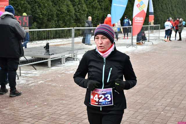 [WIDEO/DUŻO ZDJĘĆ/WYNIKI] Prawie 600 biegaczy na starcie! Wystartowali w 8. Świdnickim Biegu Noworocznym Zupbadura