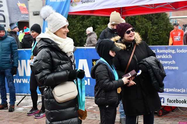 [WIDEO/DUŻO ZDJĘĆ/WYNIKI] Prawie 600 biegaczy na starcie! Wystartowali w 8. Świdnickim Biegu Noworocznym Zupbadura