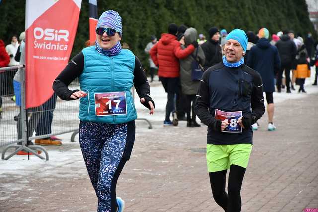 [WIDEO/DUŻO ZDJĘĆ/WYNIKI] Prawie 600 biegaczy na starcie! Wystartowali w 8. Świdnickim Biegu Noworocznym Zupbadura
