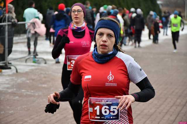 [WIDEO/DUŻO ZDJĘĆ/WYNIKI] Prawie 600 biegaczy na starcie! Wystartowali w 8. Świdnickim Biegu Noworocznym Zupbadura