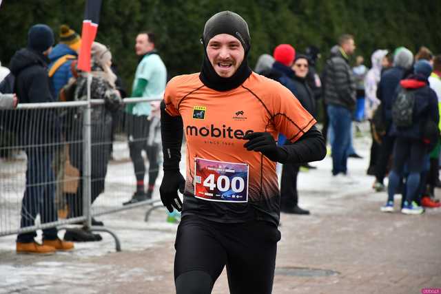 [WIDEO/DUŻO ZDJĘĆ/WYNIKI] Prawie 600 biegaczy na starcie! Wystartowali w 8. Świdnickim Biegu Noworocznym Zupbadura