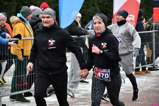 [WIDEO/DUŻO ZDJĘĆ/WYNIKI] Prawie 600 biegaczy na starcie! Wystartowali w 8. Świdnickim Biegu Noworocznym Zupbadura