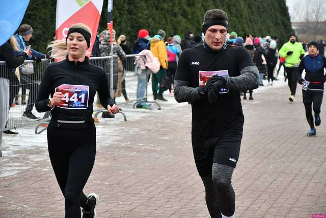 [WIDEO/DUŻO ZDJĘĆ/WYNIKI] Prawie 600 biegaczy na starcie! Wystartowali w 8. Świdnickim Biegu Noworocznym Zupbadura