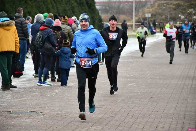 [WIDEO/DUŻO ZDJĘĆ/WYNIKI] Prawie 600 biegaczy na starcie! Wystartowali w 8. Świdnickim Biegu Noworocznym Zupbadura