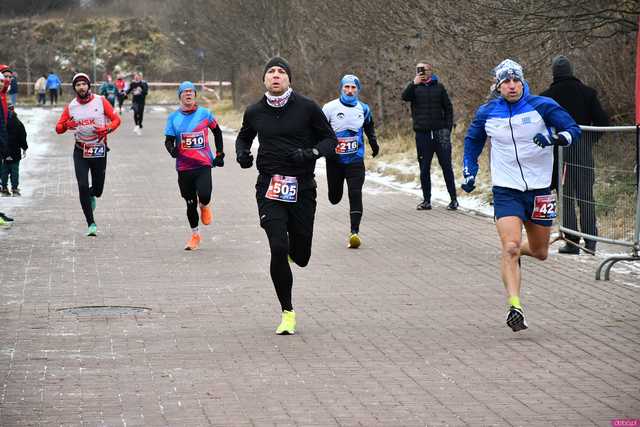 [WIDEO/DUŻO ZDJĘĆ/WYNIKI] Prawie 600 biegaczy na starcie! Wystartowali w 8. Świdnickim Biegu Noworocznym Zupbadura