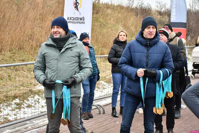 [WIDEO/DUŻO ZDJĘĆ/WYNIKI] Prawie 600 biegaczy na starcie! Wystartowali w 8. Świdnickim Biegu Noworocznym Zupbadura