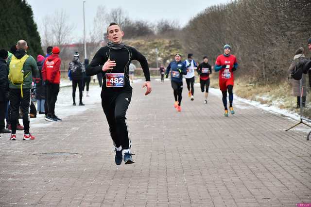 [WIDEO/DUŻO ZDJĘĆ/WYNIKI] Prawie 600 biegaczy na starcie! Wystartowali w 8. Świdnickim Biegu Noworocznym Zupbadura