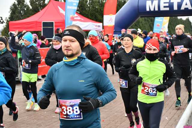 [WIDEO/DUŻO ZDJĘĆ/WYNIKI] Prawie 600 biegaczy na starcie! Wystartowali w 8. Świdnickim Biegu Noworocznym Zupbadura
