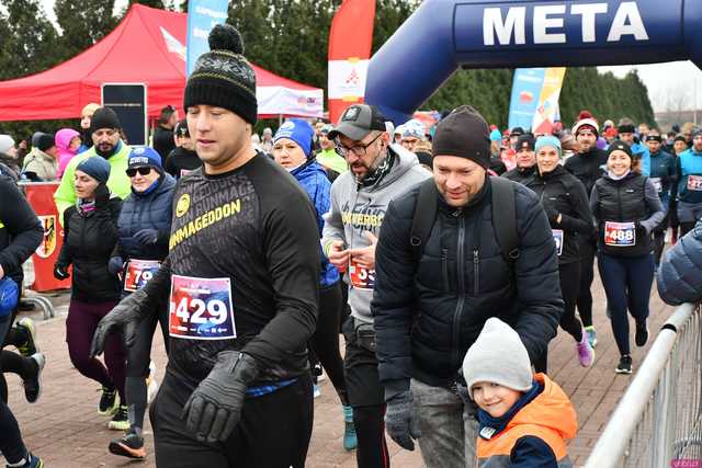 [WIDEO/DUŻO ZDJĘĆ/WYNIKI] Prawie 600 biegaczy na starcie! Wystartowali w 8. Świdnickim Biegu Noworocznym Zupbadura