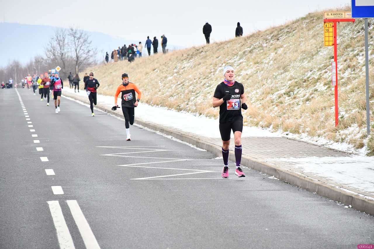 [WIDEO/DUŻO ZDJĘĆ/WYNIKI] Prawie 600 biegaczy na starcie! Wystartowali w 8. Świdnickim Biegu Noworocznym Zupbadura