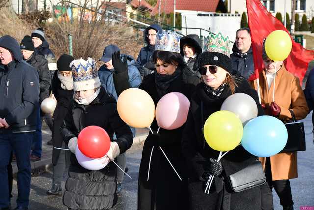 [WIDEO/FOTO] Jasełka, nagrody i uroczysty orszak. Trzej Królowie zawitali do Mokrzeszowa