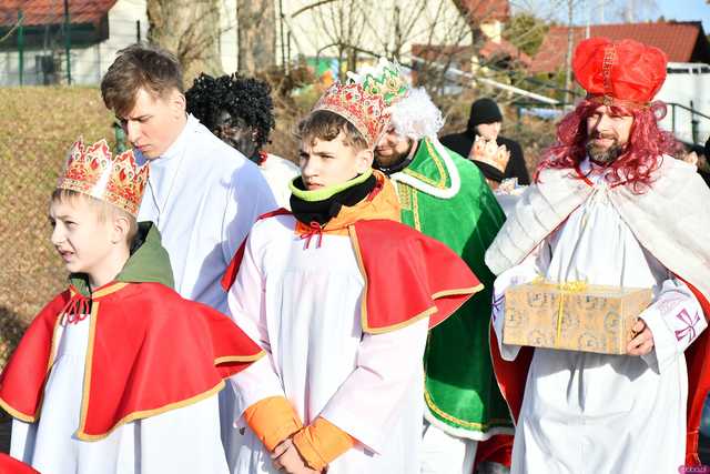 [WIDEO/FOTO] Jasełka, nagrody i uroczysty orszak. Trzej Królowie zawitali do Mokrzeszowa