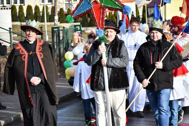 [WIDEO/FOTO] Jasełka, nagrody i uroczysty orszak. Trzej Królowie zawitali do Mokrzeszowa