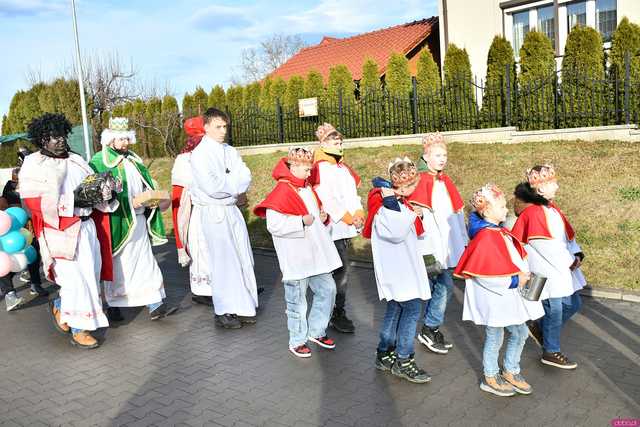 [WIDEO/FOTO] Jasełka, nagrody i uroczysty orszak. Trzej Królowie zawitali do Mokrzeszowa