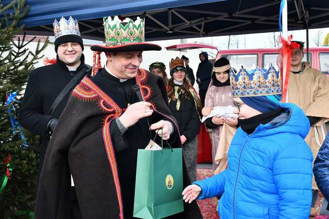 [WIDEO/FOTO] Jasełka, nagrody i uroczysty orszak. Trzej Królowie zawitali do Mokrzeszowa