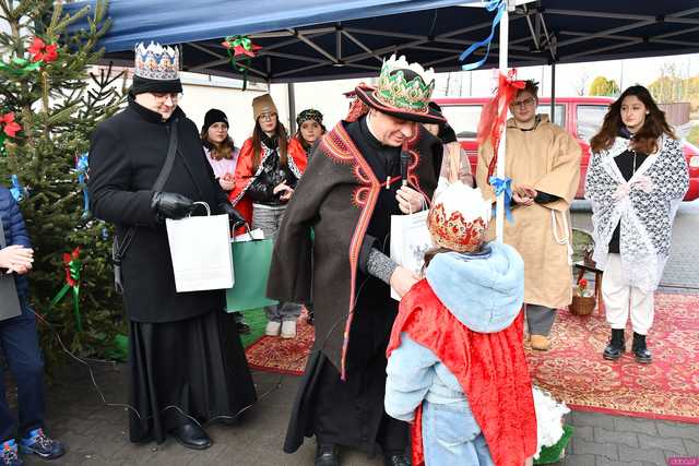 [WIDEO/FOTO] Jasełka, nagrody i uroczysty orszak. Trzej Królowie zawitali do Mokrzeszowa
