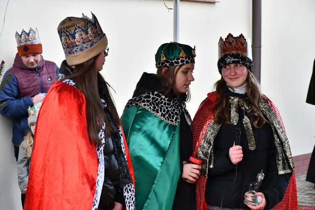 [WIDEO/FOTO] Jasełka, nagrody i uroczysty orszak. Trzej Królowie zawitali do Mokrzeszowa