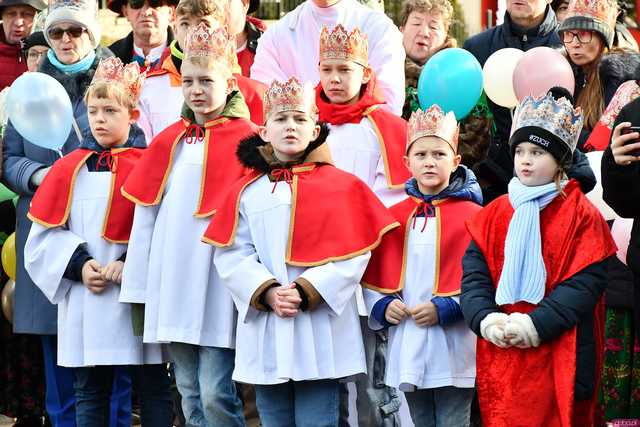 [WIDEO/FOTO] Jasełka, nagrody i uroczysty orszak. Trzej Królowie zawitali do Mokrzeszowa