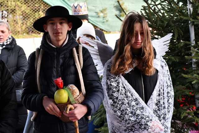 [WIDEO/FOTO] Jasełka, nagrody i uroczysty orszak. Trzej Królowie zawitali do Mokrzeszowa