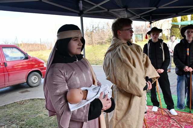 [WIDEO/FOTO] Jasełka, nagrody i uroczysty orszak. Trzej Królowie zawitali do Mokrzeszowa