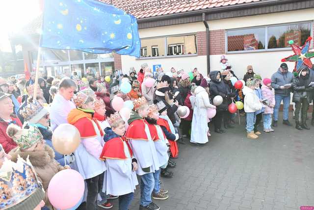 [WIDEO/FOTO] Jasełka, nagrody i uroczysty orszak. Trzej Królowie zawitali do Mokrzeszowa