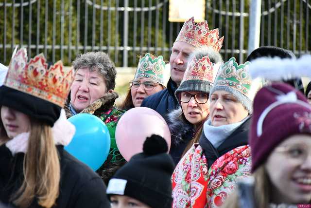 [WIDEO/FOTO] Jasełka, nagrody i uroczysty orszak. Trzej Królowie zawitali do Mokrzeszowa
