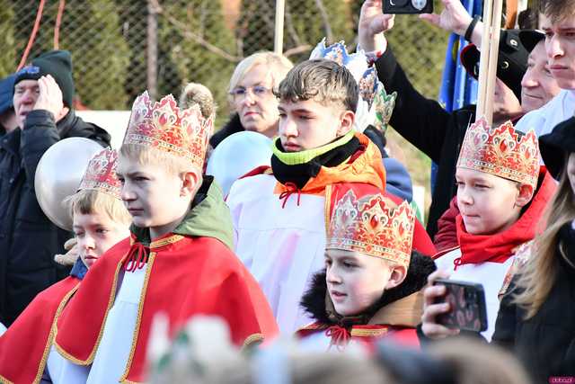 [WIDEO/FOTO] Jasełka, nagrody i uroczysty orszak. Trzej Królowie zawitali do Mokrzeszowa