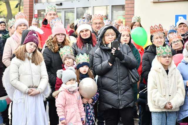 [WIDEO/FOTO] Jasełka, nagrody i uroczysty orszak. Trzej Królowie zawitali do Mokrzeszowa