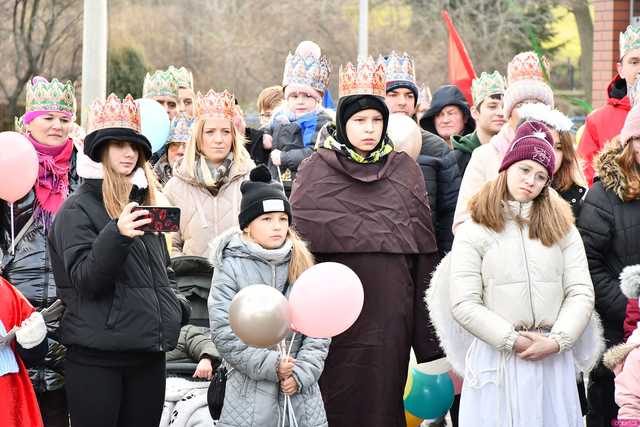 [WIDEO/FOTO] Jasełka, nagrody i uroczysty orszak. Trzej Królowie zawitali do Mokrzeszowa