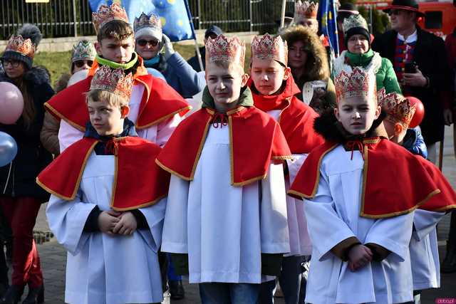 [WIDEO/FOTO] Jasełka, nagrody i uroczysty orszak. Trzej Królowie zawitali do Mokrzeszowa
