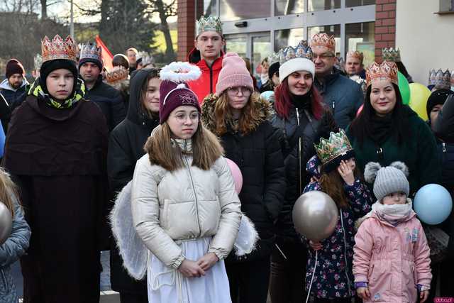 [WIDEO/FOTO] Jasełka, nagrody i uroczysty orszak. Trzej Królowie zawitali do Mokrzeszowa