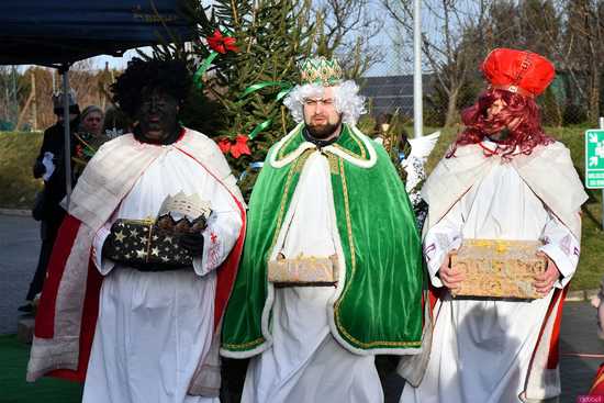 [WIDEO/FOTO] Jasełka, nagrody i uroczysty orszak. Trzej Królowie zawitali do Mokrzeszowa