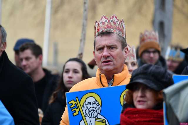 [WIDEO/FOTO] Trzej Królowie przybyli do Strzegomia. Przez miasto przeszedł uroczysty orszak