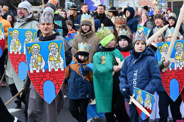 [WIDEO/FOTO] Trzej Królowie przybyli do Strzegomia. Przez miasto przeszedł uroczysty orszak