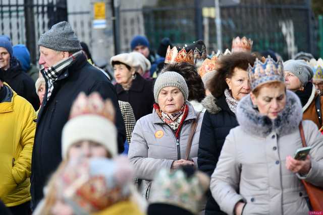[WIDEO/FOTO] Trzej Królowie przybyli do Strzegomia. Przez miasto przeszedł uroczysty orszak
