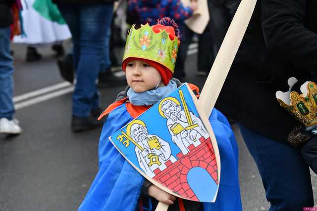 [WIDEO/FOTO] Trzej Królowie przybyli do Strzegomia. Przez miasto przeszedł uroczysty orszak