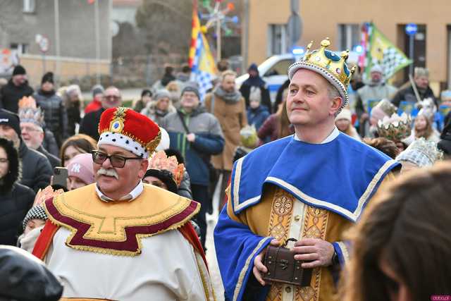 [WIDEO/FOTO] Trzej Królowie przybyli do Strzegomia. Przez miasto przeszedł uroczysty orszak