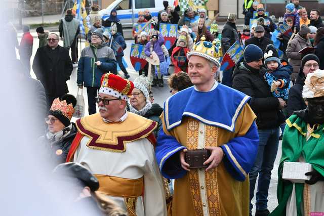 [WIDEO/FOTO] Trzej Królowie przybyli do Strzegomia. Przez miasto przeszedł uroczysty orszak