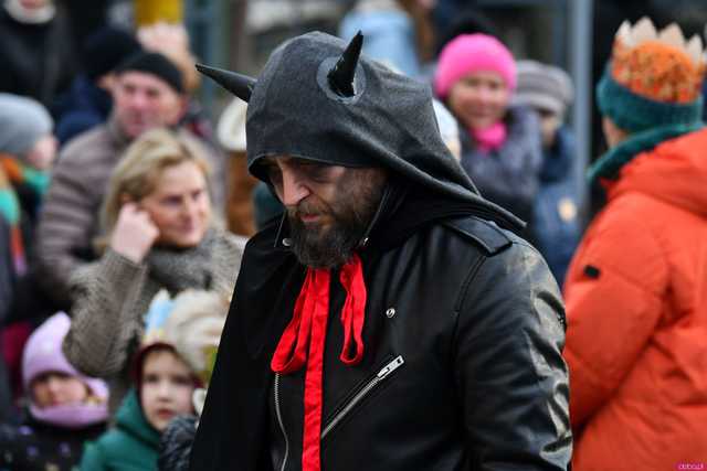[WIDEO/FOTO] Trzej Królowie przybyli do Strzegomia. Przez miasto przeszedł uroczysty orszak