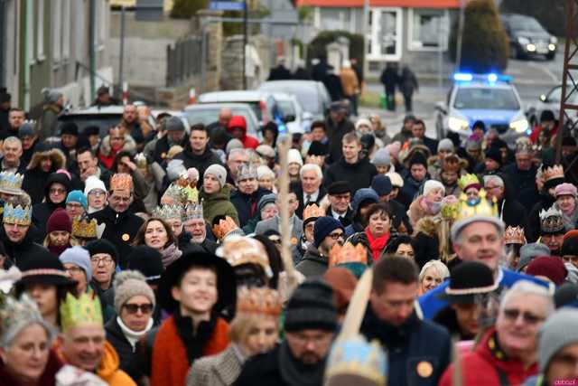 [WIDEO/FOTO] Trzej Królowie przybyli do Strzegomia. Przez miasto przeszedł uroczysty orszak