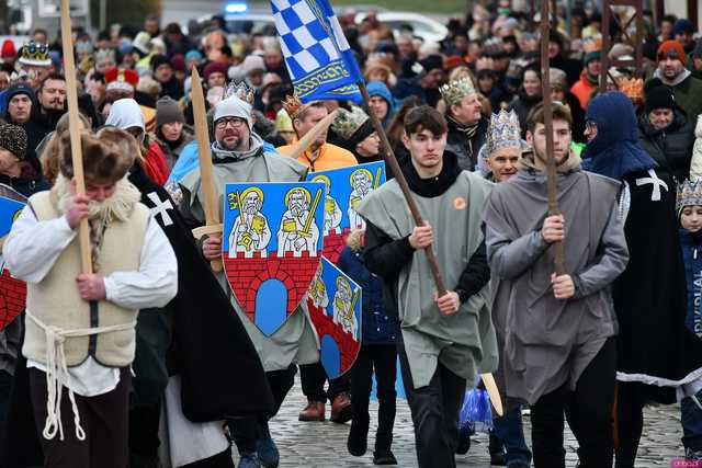 [WIDEO/FOTO] Trzej Królowie przybyli do Strzegomia. Przez miasto przeszedł uroczysty orszak